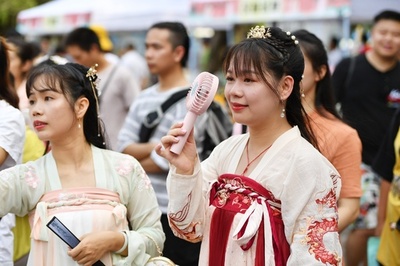 漢民族の伝統衣装「漢服」 中国の若者の間でブームに