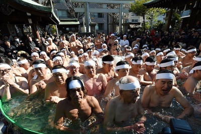 鉄砲洲稲荷神社で新年恒例の寒中水浴大会