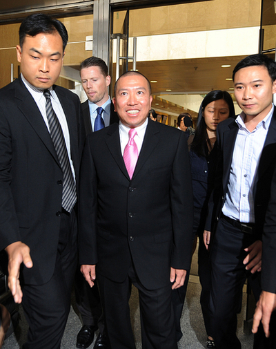 香港大富豪の遺産訴訟、「遊びで紙幣燃やした」と風水師