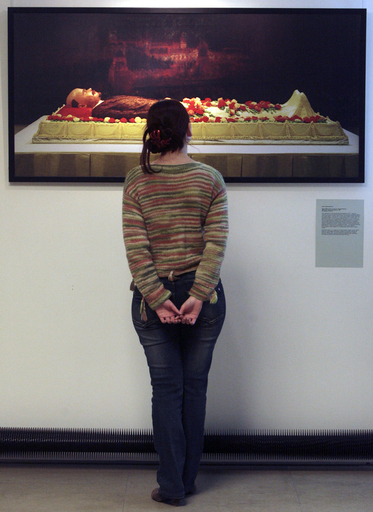 モスクワで『これは食べ物ではない』美術展、「死床のレーニン・ケーキ」など