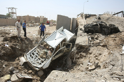 バグダッドの連続爆弾攻撃で死者95人、凄惨な現場