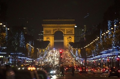 「花の都」パリにクリスマスシーズンが到来
