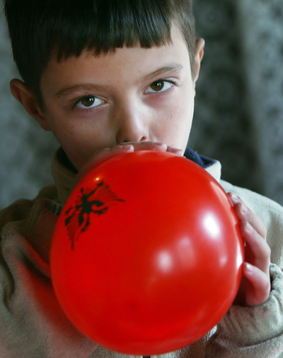 「ぼく独立くん」、国の独立迎えるコソボ8歳の少年