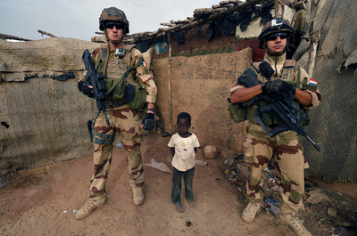 仏軍、アルカイダ系武装勢力の指導者殺害 マリ