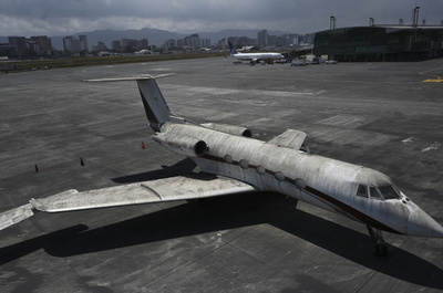 グアテマラ唯一の国際空港、火山灰で閉鎖