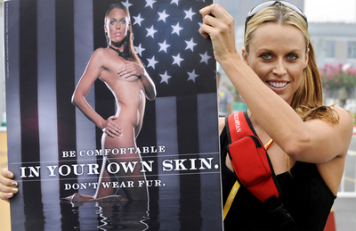 北京五輪選手村で米国選手団主将、ヌードポスターで毛皮に反対