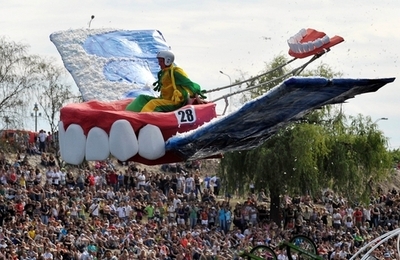 ドラゴンや入れ歯、トウモロコシが空を飛ぶ！鳥人間コンテスト