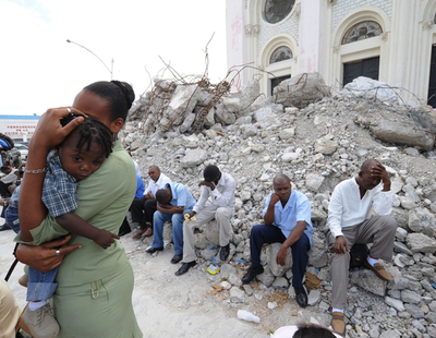倒壊した教会そばで復活祭のミサ、復興祈る人びと ハイチ