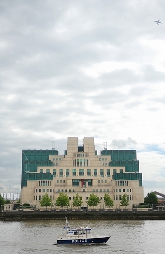 ロンドンのアパートからカバン詰め遺体、MI6職員か