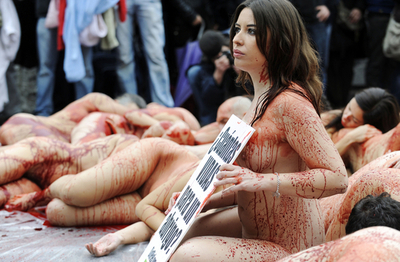 血まみれヌードで毛皮に抗議、マドリード