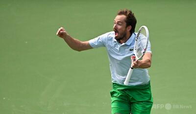 メドベージェフ、フィスに苦戦も準決勝進出 BNPパリバOP