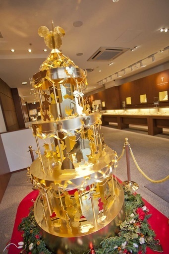 クリスマスに賑わう銀座 3億5千万ゴールドツリーも