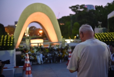 原爆投下から70年、平和記念公園で祈り