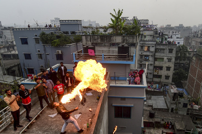 【今日の1枚】屋上が特等席、火吹き芸にたこ揚げ