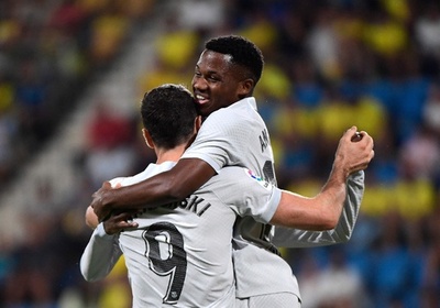 バルサがカディス下し暫定首位、急病人治療のため試合は一時中断