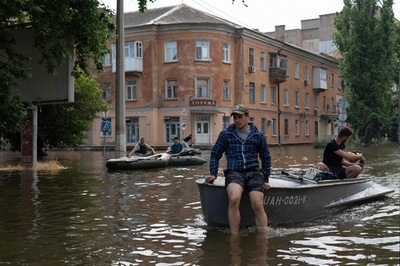 洪水被災地に砲撃、3人死亡 ウクライナとロシアが互いを非難