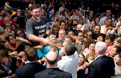 「米国で最も背の高い男性」死去 38歳