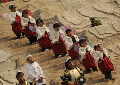 低身長の人びとによるテーマパークが人気、差別から解放の機会にも 中国