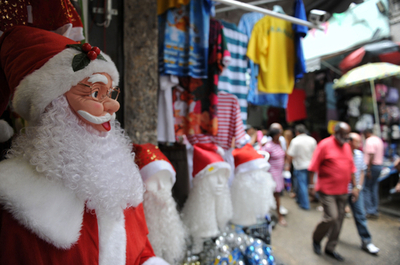 サンタに逮捕されたマフィア、戦利品ケーキも没収 イタリア