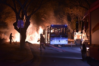 トルコ首都で爆弾攻撃、28人死亡 軍車両狙う