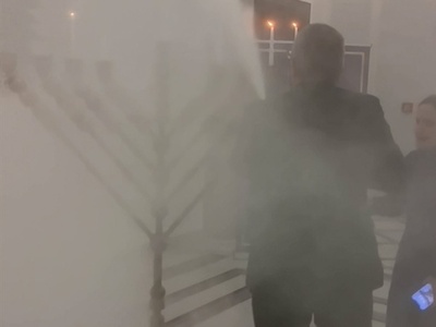 極右議員、ユダヤ教祭事用のろうそくに消火器噴射 ポーランド