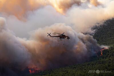 山火事消火中のヘリコプター同士が空中衝突、乗組員2人が死亡 ギリシャ