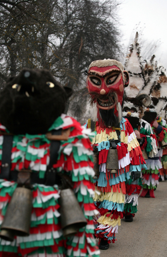 鮮やかな仮面と衣装で春の訪れを祝福、ブルガリアの伝統行事