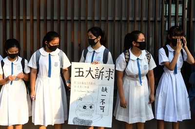 香港の生徒ら、また「人間の鎖」で政府に抗議