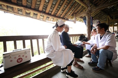 「家庭医」が農村へ、貧困世帯の健康指導 貴州