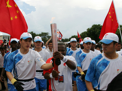 タンザニアで聖火リレー、距離短縮も妨害行為なし