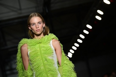 「ヌメロ ヴェントゥーノ」19年春夏コレクション発表