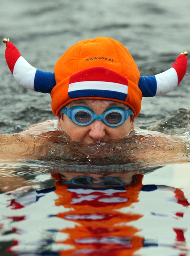 おじいちゃんも大奮闘、フィンランドの寒中水泳大会