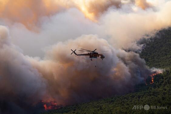 山火事消火中のヘリコプター同士が空中衝突、乗組員2人が死亡 ギリシャ