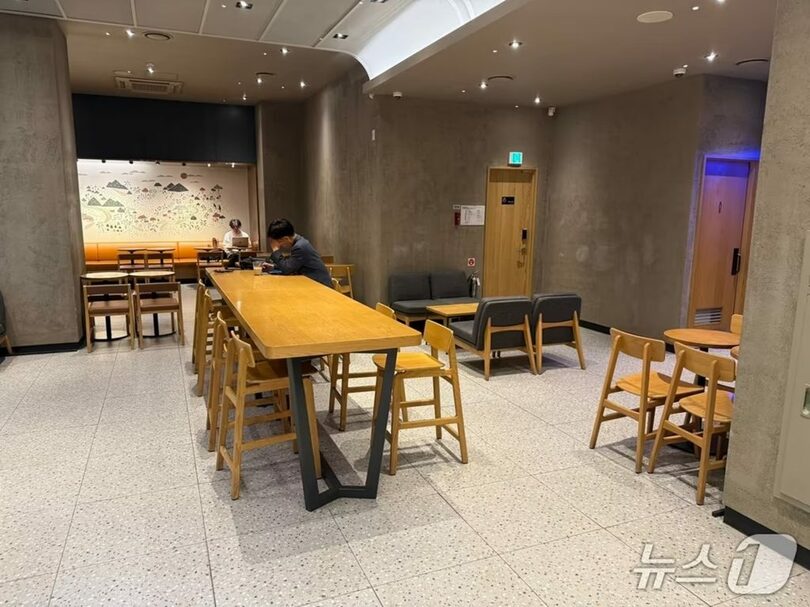 22日午後、ソウル市庁近くのスターバックス店舗が閑散としている様子(c)news1