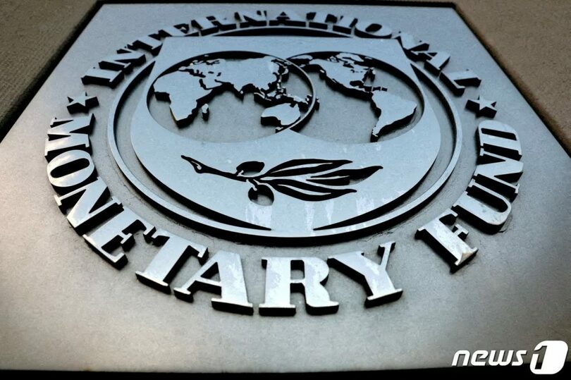 国際通貨基金（IMF）本部の壁面に刻まれたロゴ(c)news1