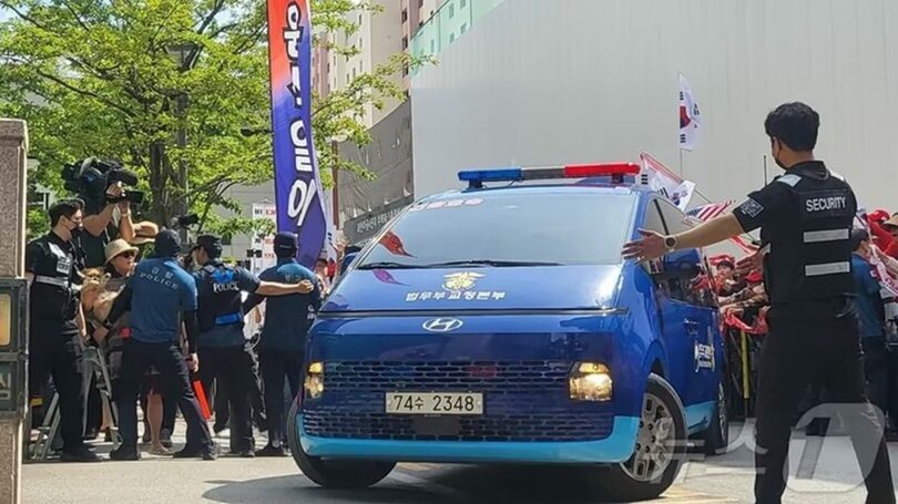 ユン・ソンニョル氏を乗せた法務省の護送車(c)news1