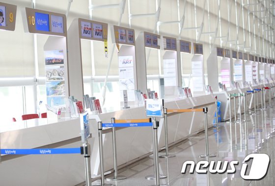 新型コロナウイルス感染の拡散による旅行客急減で閑散としていた仁川国際空港第1旅客ターミナルの旅行会社窓口(c)news1