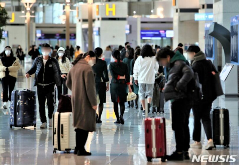 11月7日、仁川（インチョン）国際空港第1ターミナルを移動する旅客(c)NEWSIS