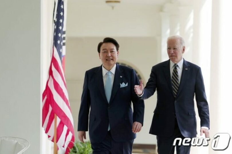 米ホワイトハウスでバイデン大統領（右）の案内を受ける韓国のユン・ソンニョル（尹錫悦）大統領(c)news1