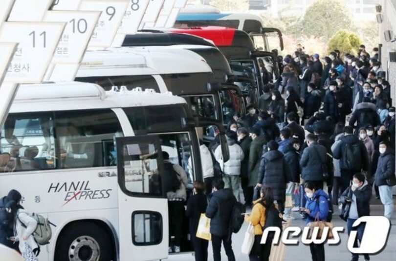 旧正月連休を翌日に控えた20日、ソウル市瑞草区のソウル高速バスターミナルから帰省の途につく市民ら(c)news1