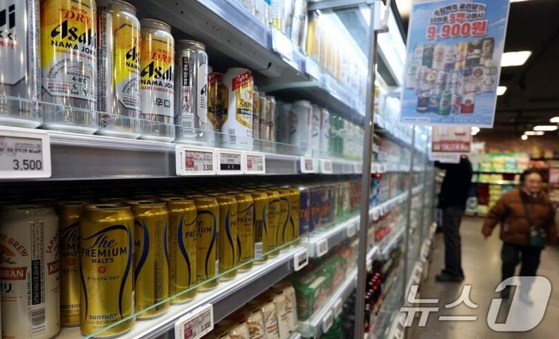 ソウル市内の大型スーパーで販売されている日本のビール(c)news1