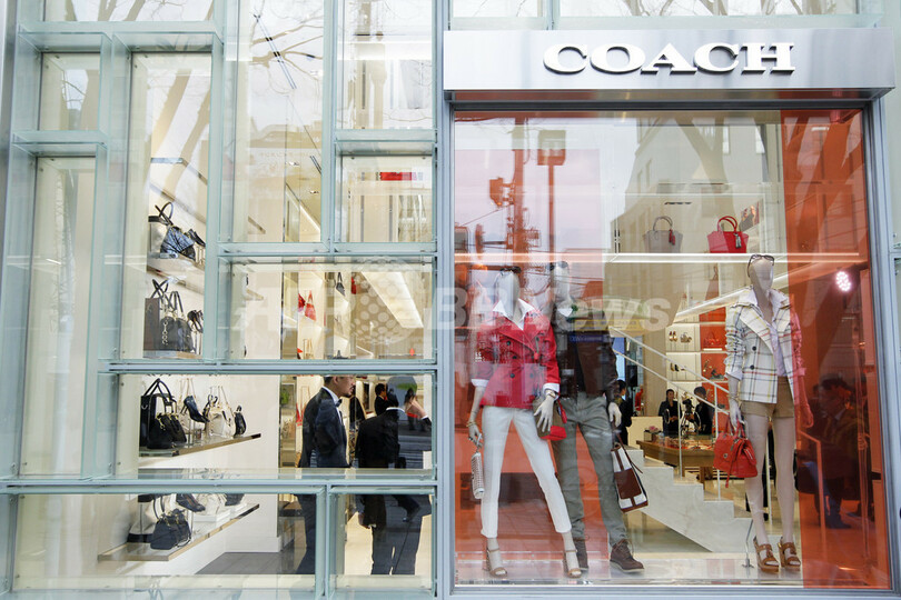 「コーチ」新クリエイティブ・ディレクターにスチュアート・ヴィヴァース