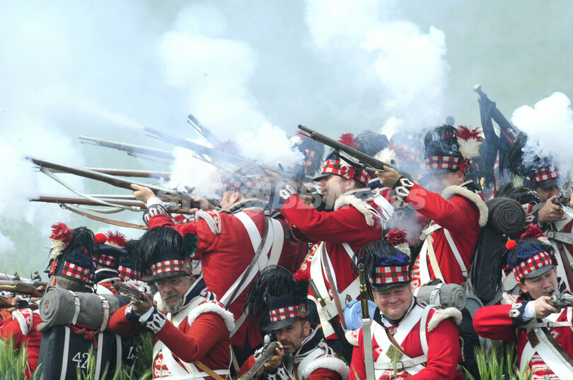 「ワーテルローの戦い」を再現、歴史ファンら1200人が熱戦