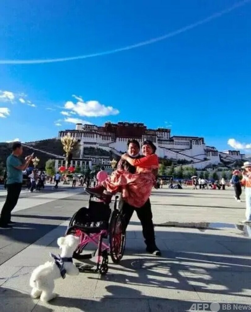 27歳の男性が車椅子の妻とチベット徒歩の旅