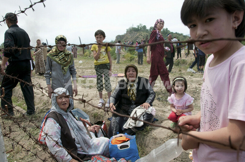 キルギス民族衝突 死者100人超 数万人がウズベキスタンへ避難 写真5枚 国際ニュース Afpbb News