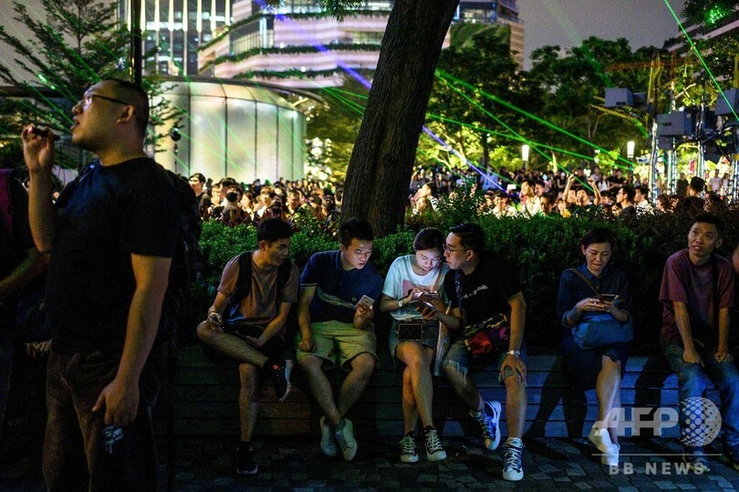 香港デモ、新たな抗議「レーザーショー」が夜を彩る