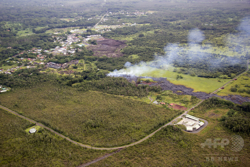住宅敷地内に進入した溶岩、ハワイ島