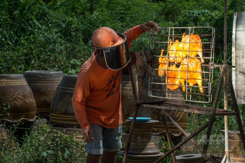 鏡1000枚であぶり焼き鳥、タイ屋台のソーラークッキングが話題