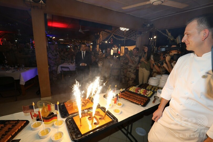 マクロン大統領、バルカン作戦のフランス兵らと「クリスマスディナー」