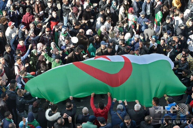 アルジェリア大統領選、デモで混乱 投票所襲撃も